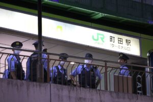 帰宅ラッシュ中の町田で発砲事件発生!衝撃の瞬間を目撃した利用客が語る恐怖の体験