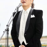 石井竜也が力強く歌う「日本ダービー」国歌独唱の感動