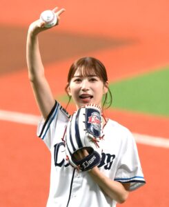 「雪平莉左がショートパンツで始球式登板！」球場を熱狂させる華麗なパフォーマンスとは？