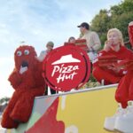 詩羽がカズレーザー＆ムックと共演！ピザハットCMのタイアップソングは「七福神」