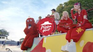 詩羽がカズレーザー＆ムックと共演！ピザハットCMのタイアップソングは「七福神」