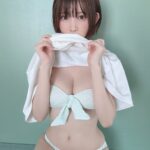 【グラビア／コスプレイヤー】えなこ、Tシャツめくり上げ“白水着”を大胆露出！「何着てもダイナマイト！」と好反響の声殺到！  [次官補歴20年以上★]