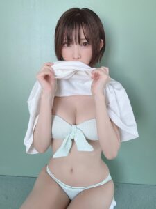 【グラビア／コスプレイヤー】えなこ、Tシャツめくり上げ“白水着”を大胆露出！「何着てもダイナマイト！」と好反響の声殺到！  [次官補歴20年以上★]