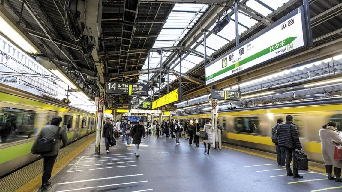 【衝撃】新宿駅での刃物騒ぎ！ 料理人が自分の包丁を・・