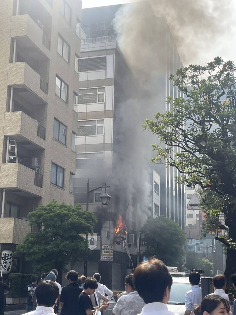 【速報】新橋ビルでの爆発音と火災、4人が負傷―目撃者が１１０番通報