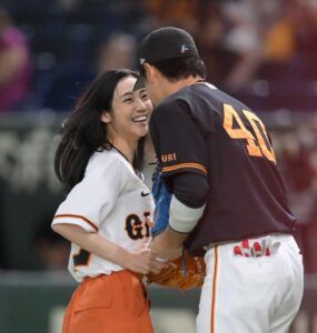 山谷花純が可愛すぎる始球式!