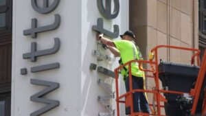 なぜイーロン・マスク氏はツイッターの青い鳥を廃止し「X」に変えたのか？