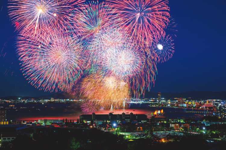 【猪名川花火大会】4000発の花火が伊丹空港滑走路と夜景を競演！兵庫県での壮大な夜空のショー！