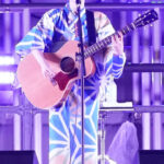 miwa、6年ぶりに神宮外苑花火大会に登場！照れ笑いしながら打ち上げを楽しむ姿にファン感激