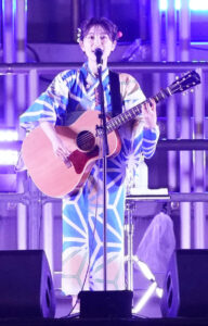 miwa、6年ぶりに神宮外苑花火大会に登場!照れ笑いしながら打ち上げを楽しむ姿にファン感激