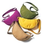 「ユニクロのミニショルダーバッグが世界的大ヒット！SNSでの口コミが火をつける」