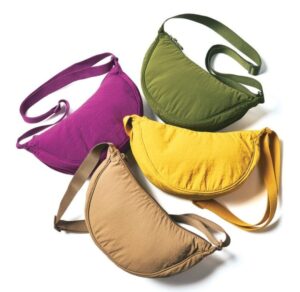 「ユニクロのミニショルダーバッグが世界的大ヒット！SNSでの口コミが火をつける」