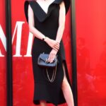 戸田恵梨香“胸元ざっくり”の大胆ドレス姿　夫・松坂桃李プレゼントの時計も公開