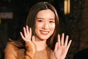 永野芽郁、金髪イメチェンでプラダコーデを披露!ミラノの風を感じるスタイリッシュな写真にファン歓喜