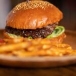 【悲報】ハンバーガーの宣伝写真、本物と違うのが多すぎて訴訟されまくっている模様