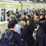 【議論】満員電車でJKに囲まれた！！→どうしよう！？