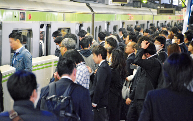 【議論】満員電車でJKに囲まれた！！→どうしよう！？