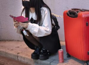 【恐怖】金だけ貰って逃げようとしたパパ活女子、静止されるもスマホでぶん殴って逃走ｗｗｗｗｗｗｗ