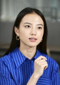 【女優】清原果耶さん　「初めてだらけの旅」パリでのドレスアップ姿披露！「オフショも全部かわいい！！」