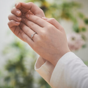 【相談】彼女と結婚するんやが指輪何万ぐらいのやつ買えばいいかな！？