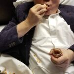 【画像】金持ちの食事風景が豪快過ぎる・・・