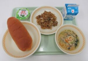 【議論】学校給食以外で、おそらく食べる機会がないであろうメニューといったら!?