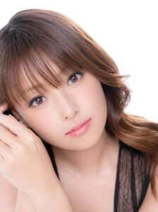 【女優】深田恭子さん、ざっくりドレスで美麗な背中を大胆披露　「色」がテーマのカレンダー発売！