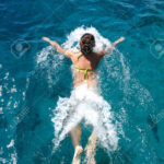 【悲報】海で泳いだことのない若者、増加中!?