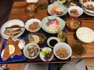 【画像】この刺身定食(1200円)の弱点を答えよ