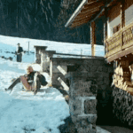 【画像】ドスケベJKさん、凍った道でこけてしまいエチエチパンティが見えてしまう…