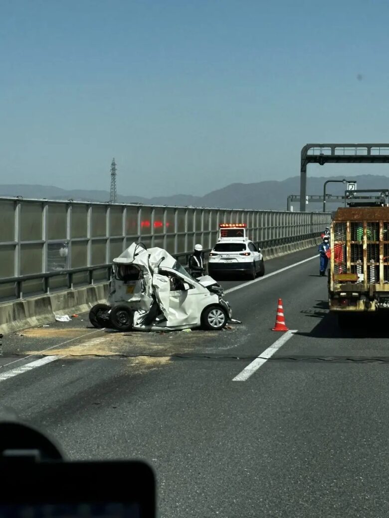 【画像】軽自動車が事故でクリティカルヒットをくらうとこうなる