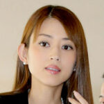 【女優】小沢真珠さん、中学2年生時の愛猫との2ショットに「素敵な少女」「子供なのに綺麗過ぎん？」