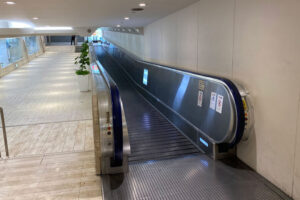 【議論】「動く歩道」、「歩かず立ち止まる」が正解なの！？