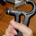 【画像】ワイニート、握力60kgのハンドグリップを完璧に〆てしまう💪