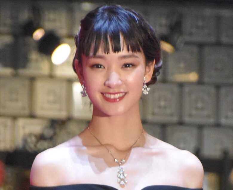 【女優】剛力彩芽さん、純白ウェディングドレス＆左手薬指に指輪キラリ　「美しすぎる」「綺麗」絶賛の声