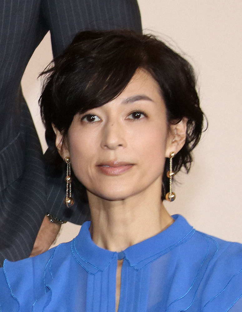 【女優】鈴木保奈美さん（57）のデニムコーデに反響「昔のキムタクかと思った」「イメージ変わったような？」