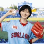 【画像】内田有紀さん(48)、30年ぶりに始球式で投げる