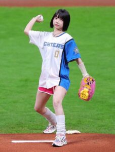 【画像】始球式をする女性
