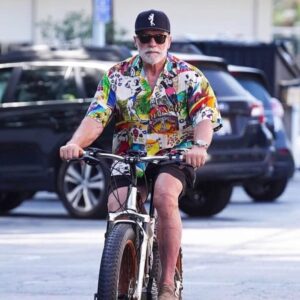 【動画】シュワちゃんのボディーガード、デカすぎる