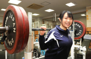 【画像】女子パワーリフティング王者の野村優おっぱいでっか！