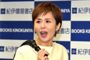 【画像】にしおかすみこさん、水着で商店街に出現！