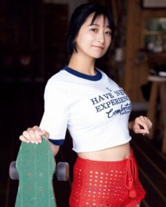 【画像】榎原依那さん、グラビア界席巻ゴールデンルーキー　大反響で「ヤンマガ」表紙抜てき！