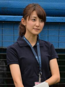 【画像】「珍しいミニスカ姿」  フジ宮司愛海アナが黒ブーツで美脚披露 「足、長っ」「スタイルすてき」「ほっそい」