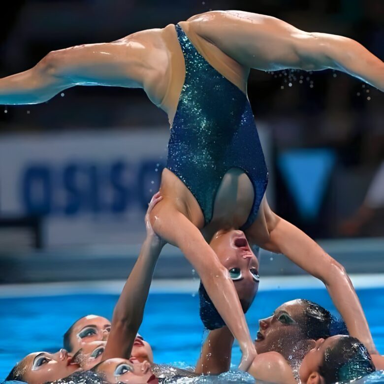 【画像】パリ五輪女子シンクロ、とんでもない食い込みを見せつける