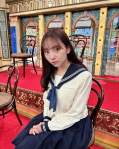 【画像】新内眞衣さん（32歳）のセーラー服姿が可愛い！