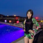 【画像】松原ユリヤさん、水着でナイトプールを満喫！