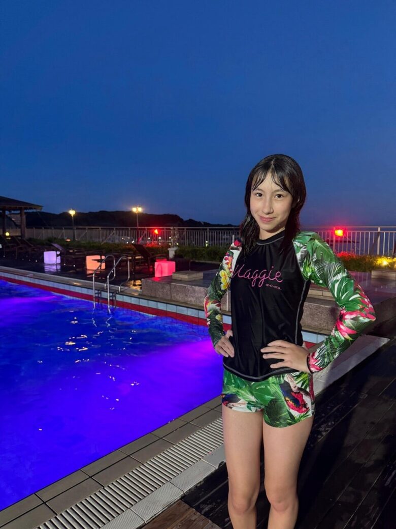 【画像】松原ユリヤさん、水着でナイトプールを満喫！