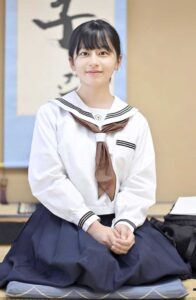 【画像】話題の将棋界一の美少女、二年でだいぶ垢ぬける
