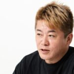 【画像】ホリエモン、美少女にめちゃくちゃ興奮して幸せな顔になる