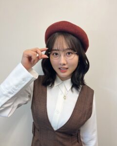 【画像】本田望結ちゃん、眼鏡をかけて漫画家風の衣装を披露！これは可愛い！！